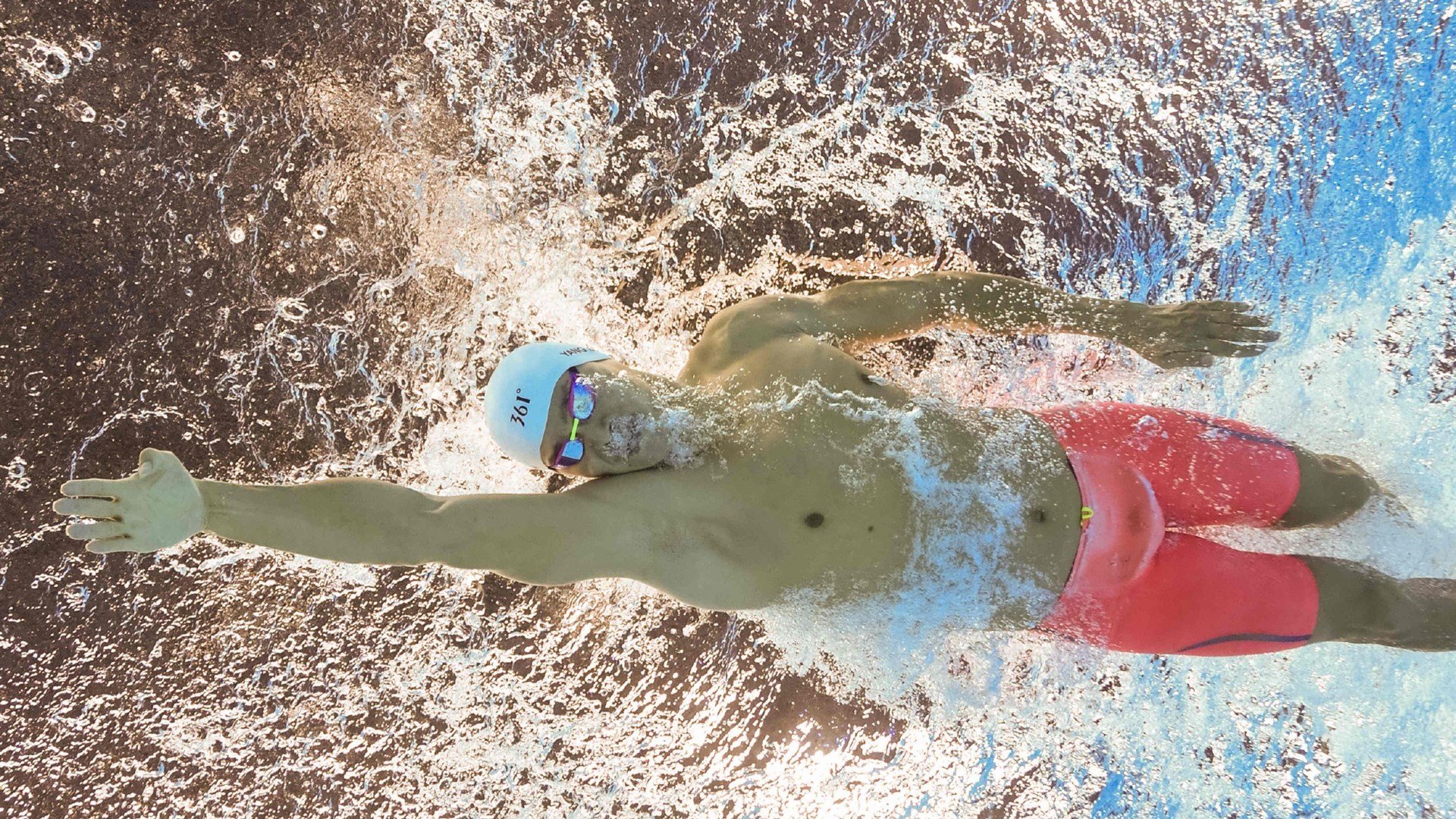 美国骑手吉塔·日特科维奇荣获2024年最佳障碍赛骑手奖，表彰其卓越表现。